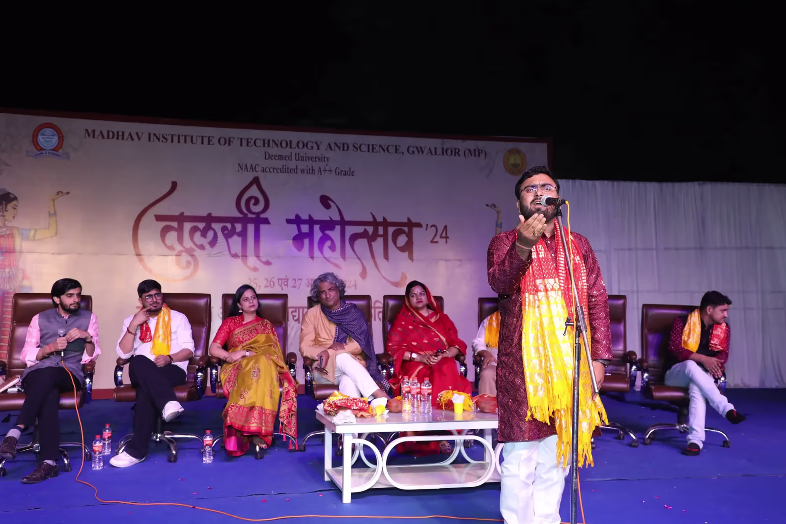 कवि सम्मेलन का ओजस्वी मंच