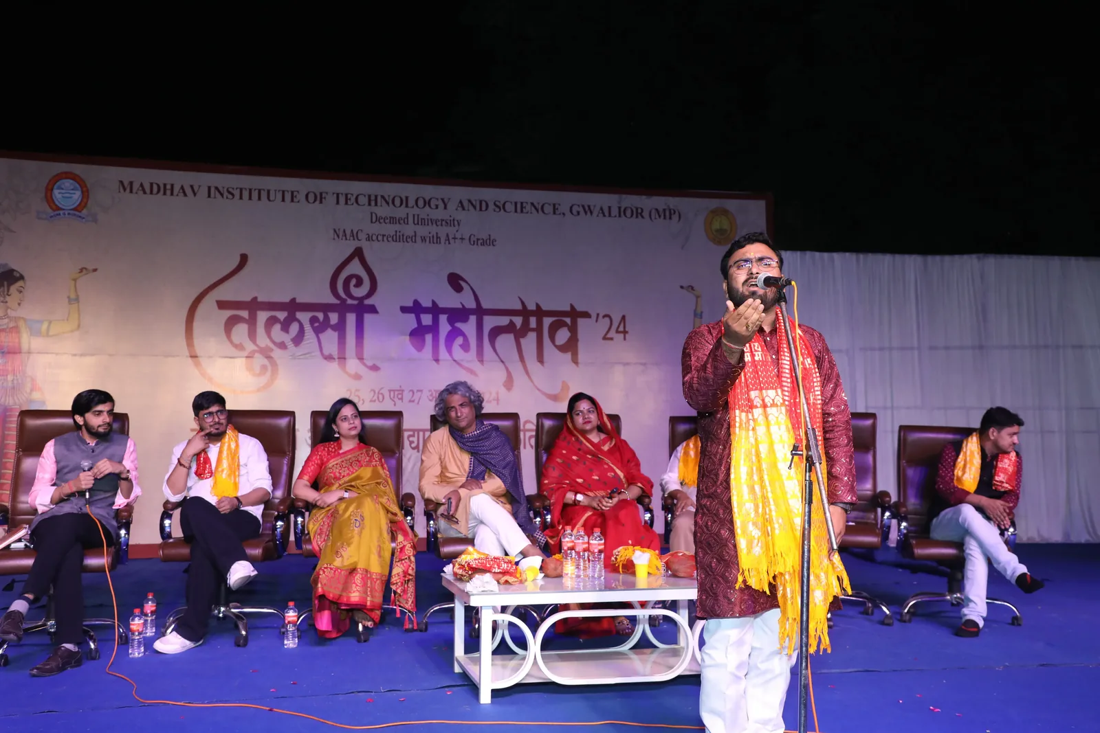 कवि सम्मेलन का ओजस्वी मंच